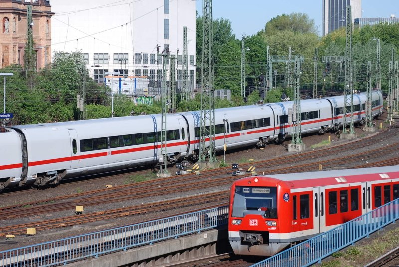 BR.474 Verlt den Citytunnel in den Hamburger Hbf im Hintergrund ICE T Richtung Dammtor-Bahnhof 01.05.07