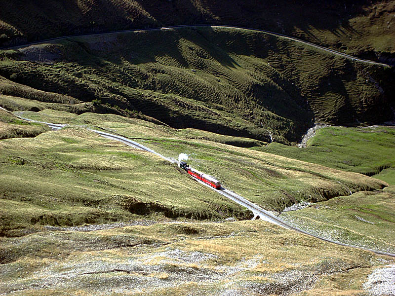 Brienz Rothornbahn pustet sich hoch. Blick vom Rothorn, 20. Sept.