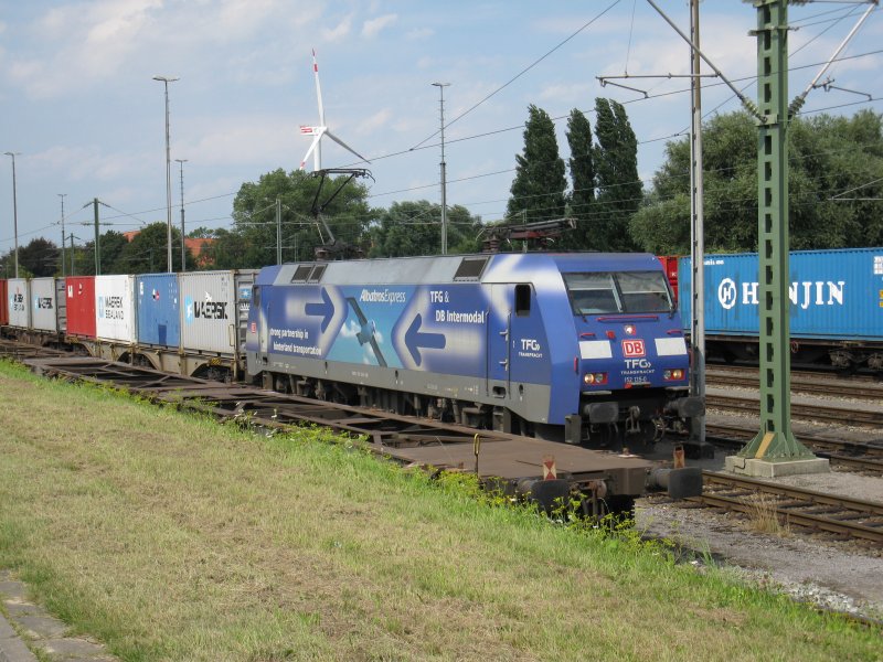 Die 152 135-0 mit einem G�terzug im Hafengebiet von Bremerhaven