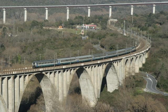 The viaduct centolla almost full size. A Neapolitan pulls the