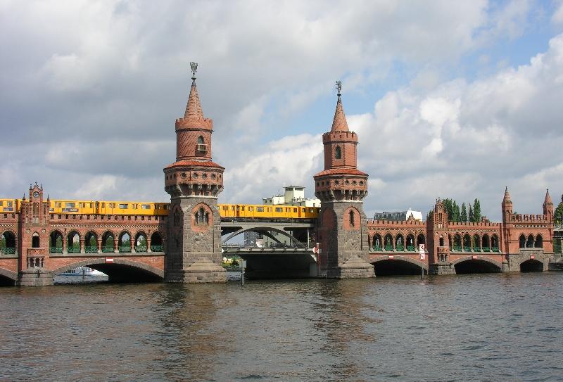 Oberbaumbr�cke mit U-Bahn am 16.7.2005 in Berlin. 