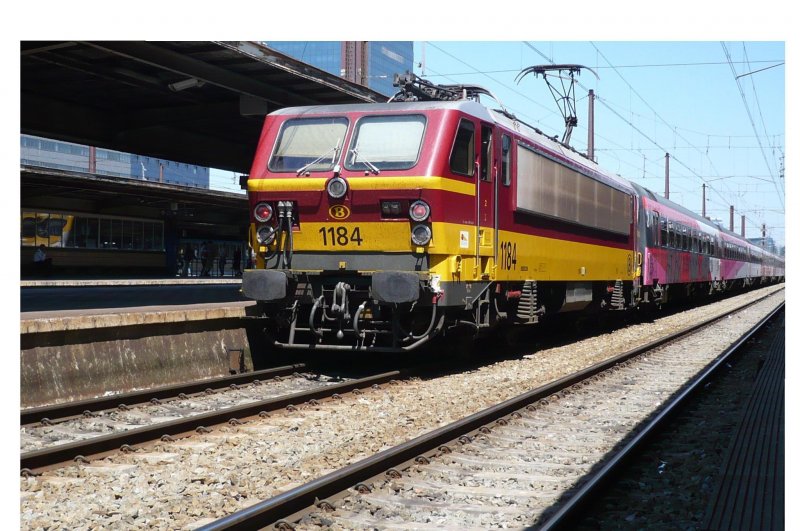 IC 9233 in Richtung Antwerpen und Amsterdam steht am 30.05.09