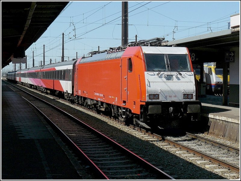 Die TRAXX E 186 118 wartet am 30.05.09 mit einer
