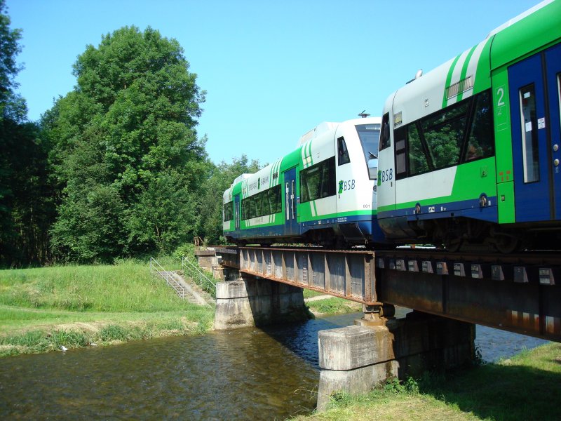 Breisgau S-Bahn �berquert auf einer Stahltr�gerbr�cke die Dreisam bei Freiburg