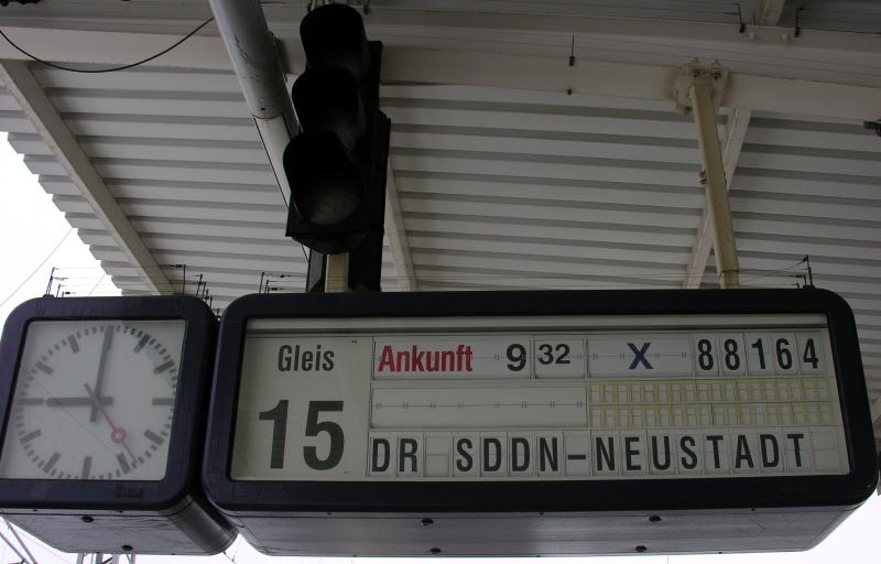 Buchstabensalat auf einem Zugzielanzeiger in Berlin-Lichtenberg am 27.02.2005. Aus dem X erkennt man Connex und aus Neustadt bekommt man dann auch Dresden rekonstruiert.