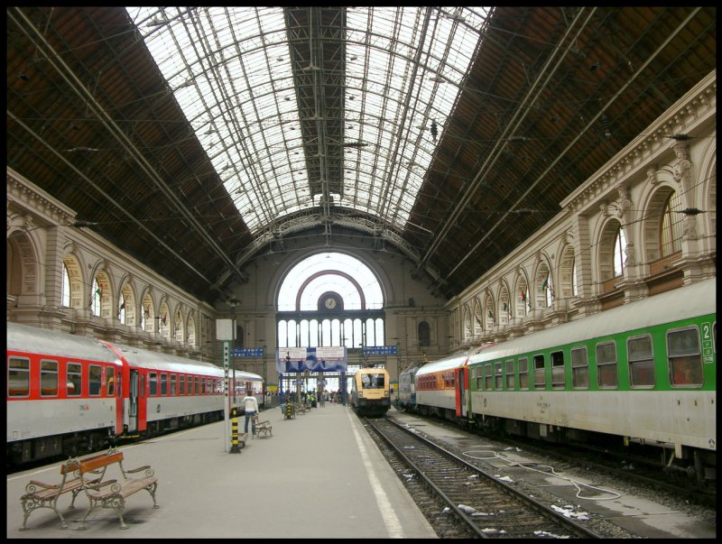 Budapest Keleti pályaudvar with 1047-002 and ZSR 350 013 on