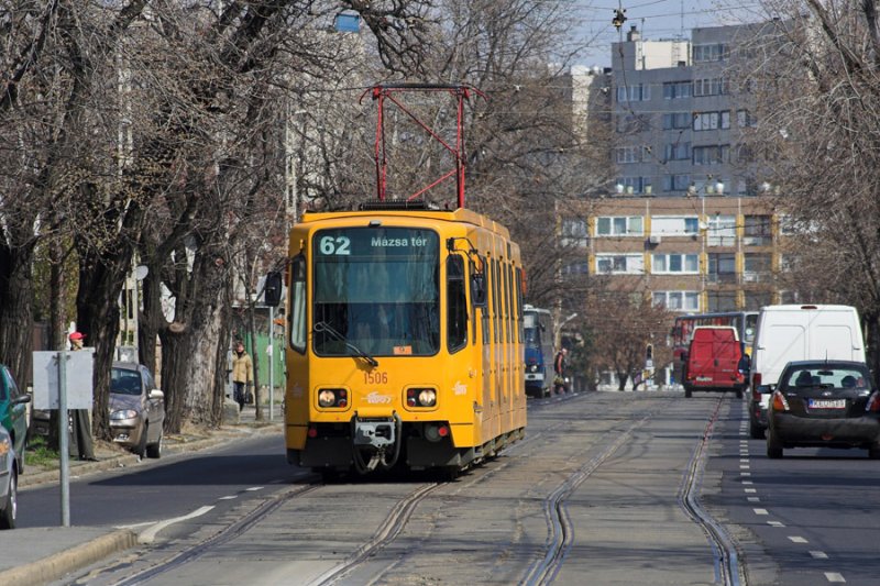 Tw 1506 kurz vor der Haltestelle T�th Istv�n utca. 
