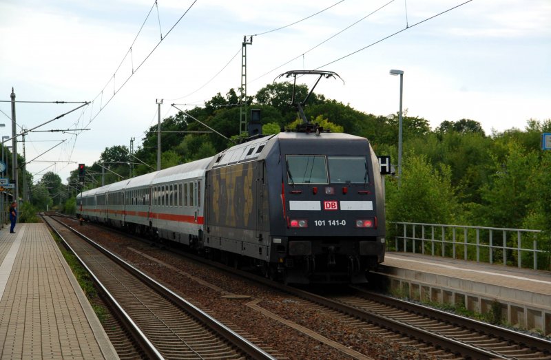 101 141 schiebt am 31.07.09 einen IC durch Burgkemnitz Richtung
