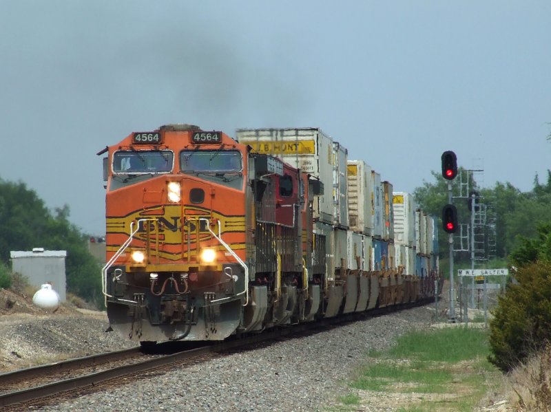 A double header Dash-9 on 20/07/2009 draws a twin-stack container