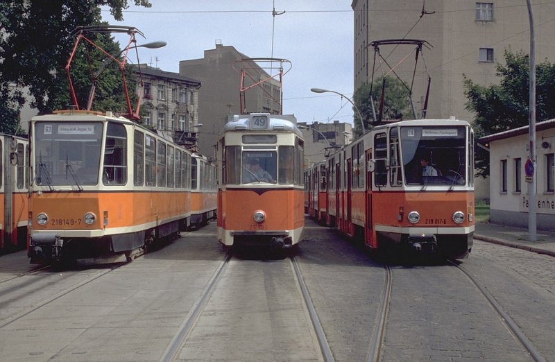 BVB 1990,von links,ein T6,ein Reko und ein KT4D Strassenbahnzug an der Endhaltestelle am Hackeschen Markt
(Archiv P.Walter)