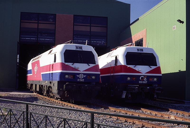 Bw Thessaloniki, I 562, 120 007 (Eurosprinter mit alter und EDV-Nummer) vor dem Ellokschuppen.
