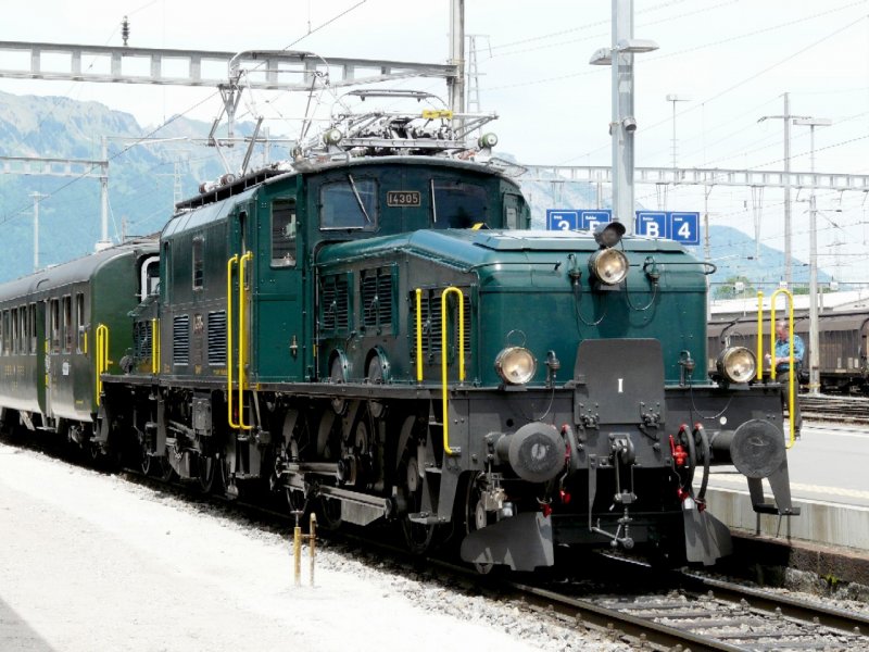 SBB - Oldtimer E-Lok Ce 6/8 14305 im Bahnhof von