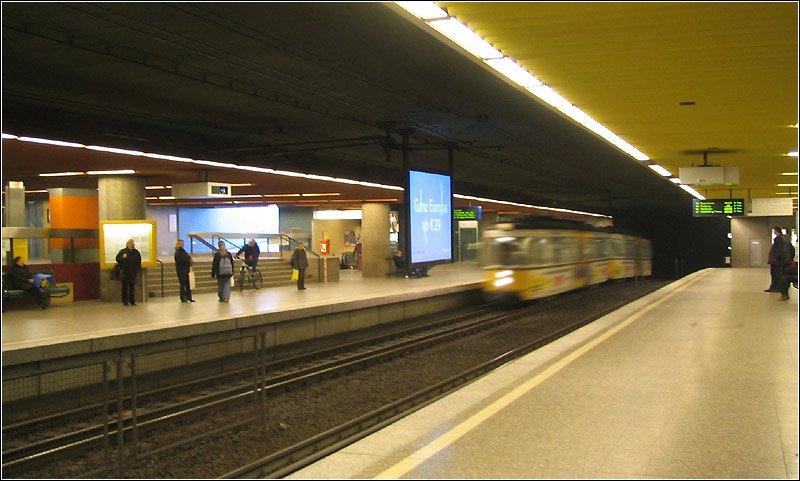 Charlottenplatz U5, U6, U7, U12 U15 - 

Die obere Ebene am Charlottenplatz ging 17.5.1967 in Betrieb. Damals war nur der Haltestellenbereich in einfacher Tieflage unterirdisch, an beiden Seiten schlossen Rampen an. In Richtung Innenstadt wurde diese 1978 überflüssig. Der Bahnsteigbereich macht einen sehr großzügigen Eindruck, da hier auch kleinere Geschäft bzw. Kioske untergebracht wurden. Die Haltestelle liegt im Gefälle, wie es häufiger in Stuttgart vorkommt. Auch dieser Stationsteil wurde modernisiert mit unterschiedlich farbigen Abhängdecken und Hochbahnsteigen.

27.06.2006 (M)