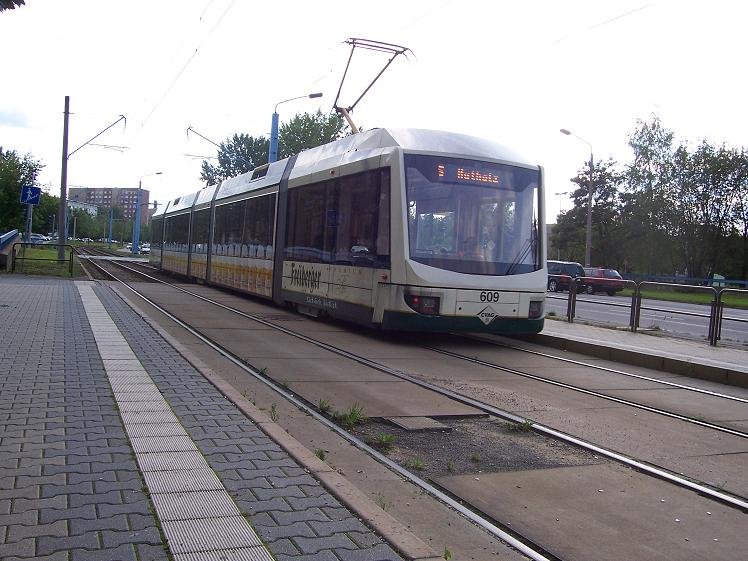 Variobahn Nr. 609 f�hrt aus der Haltestelle Robert-Siewert-Stra�e in Richtung