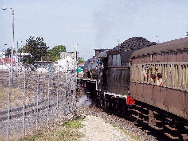 Choo Tjoe verlsst den Bahnhof von George