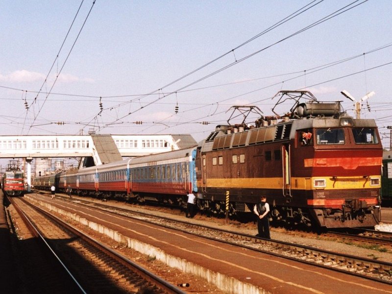 ChS4t-250 (ЧC4T-250) mit Zug 688G-M Ijevsk-Simferopol Pass (688Г-M Ижевск-Симферополь Пасс) auf Bahnhof Vladimir Pass (Владимир Пасс) am 31-08-2004. Bild und scan: Date Jan de Vries.