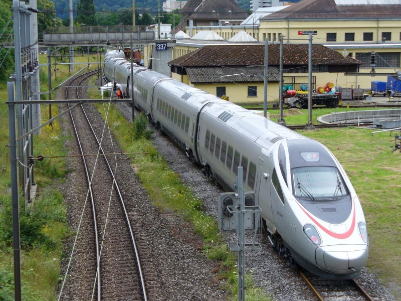 Cisalpino - Siebenteiliger ETR 610 001 Abgestellt hinter dem