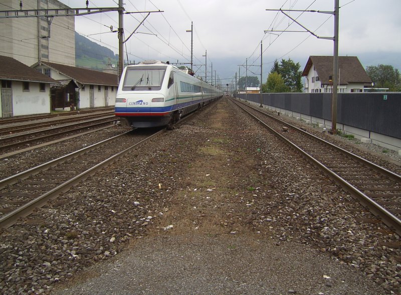 Der ETR 470 Cisalpino bei der Durchfahrt in Brunnen am