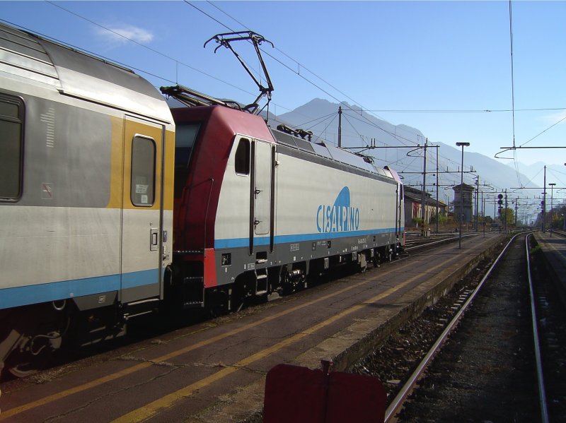 Die BR E 484 015 SR bei der Ausfahrt am