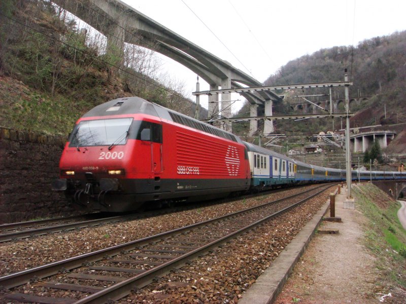 Re 460 059 mit CIS in der Biaschina am 
