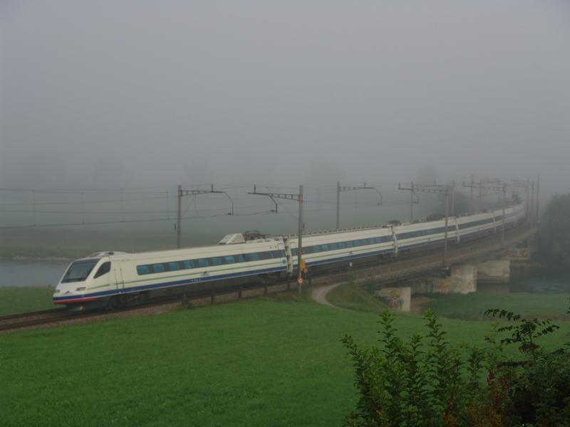 Der Cisalpino kommt gerade aus dem Morgennebel und �berquert die
