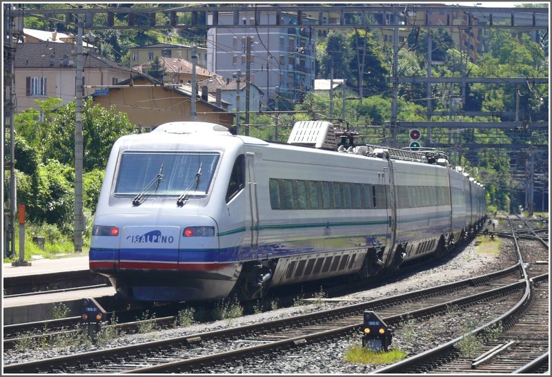 An ETR 470 leaves Chiasso direction Como SG (22.07.2008) (automatically