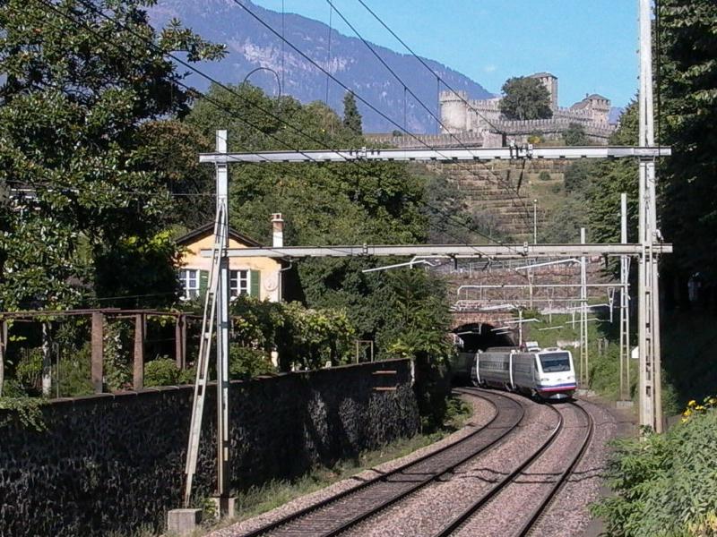 Pendolino Z�rich - Mailand. Ausfahrt Bahnhof Bellinzona S�d Richtung Lugano
