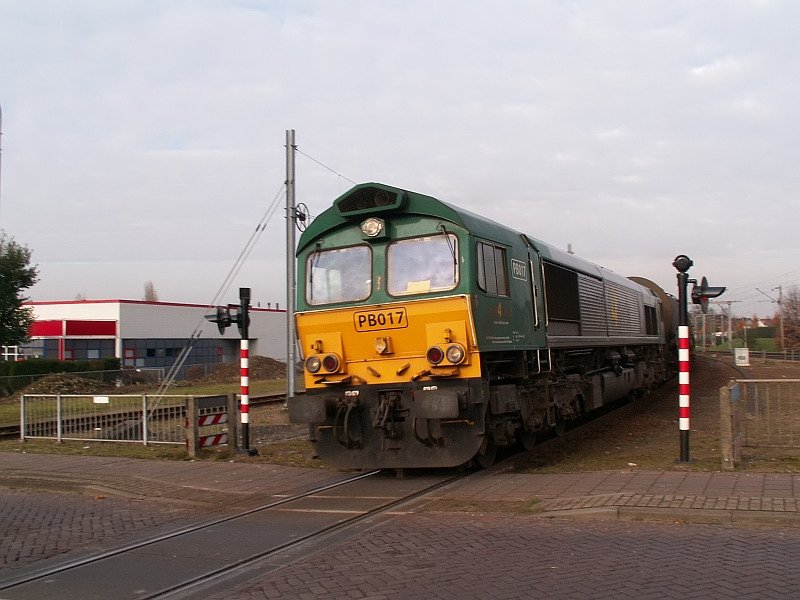 Elegant legt sich die Class 66 bei der Ausfahrt aus