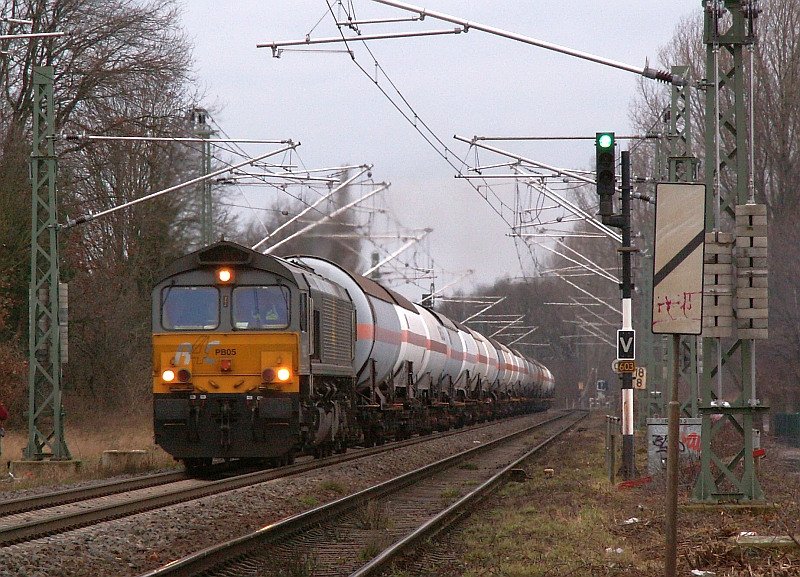 Laut rumpelnd f�hrt diese Class 66 mit Kesselwagen in Richtung