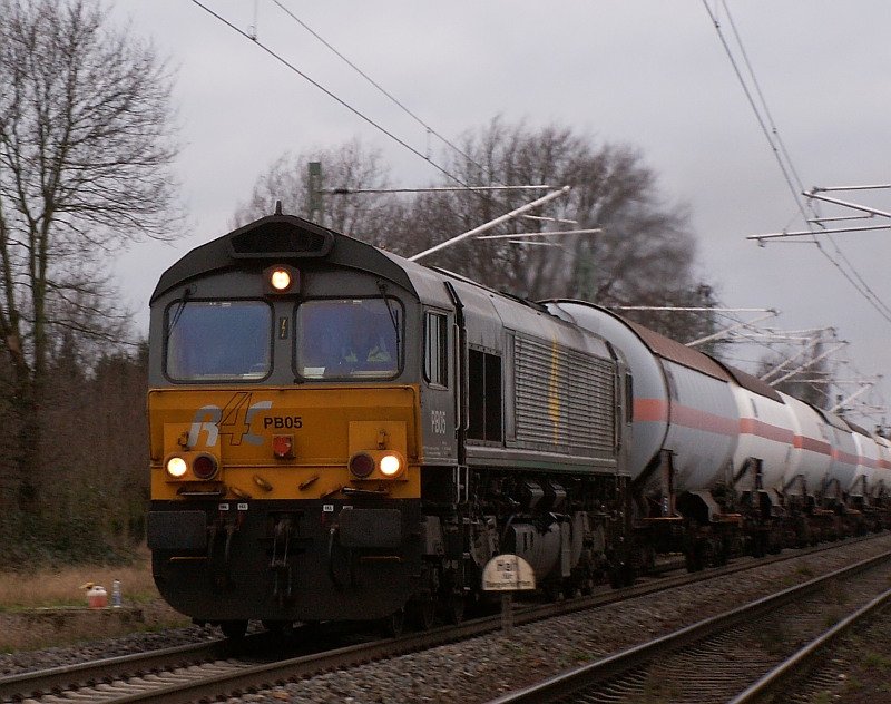 Behangen mit etlichen Kesselwagen f�hrt diese Class 66 in Richtung