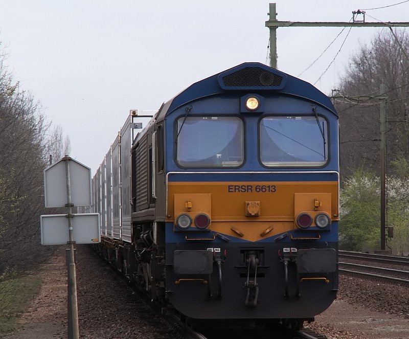 Die ERSR 6613 steht kurz vor einem Bahn�bergang und wartet