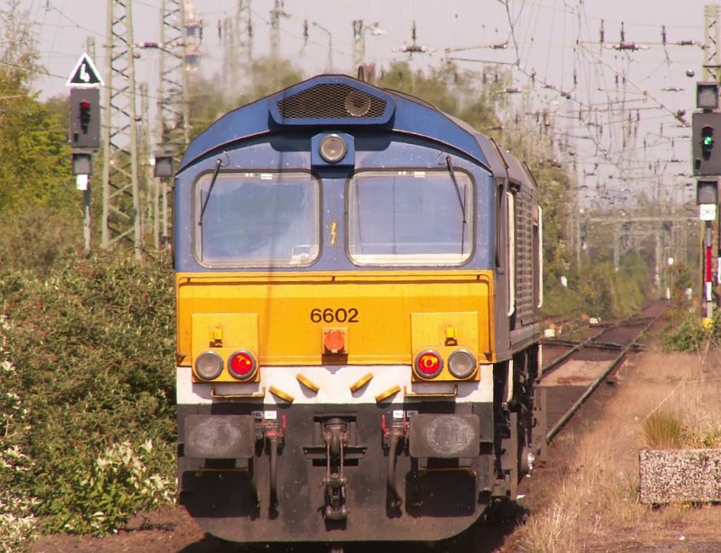 Eine Class 66 Lok von European Rail Shuttle durchf�hrt den