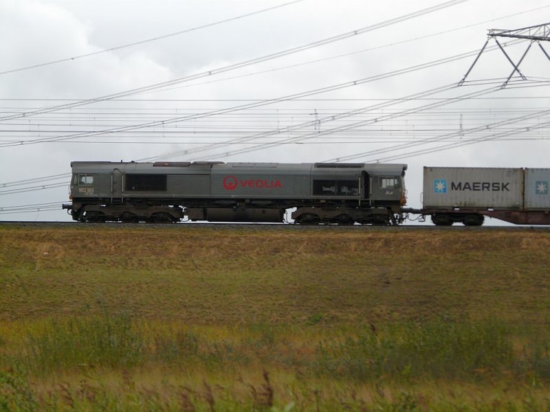 Mit kraftvollem Antritt fährt diese Class 66 von der Maasvlakte Mit kraftvollem Antritt fährt diese Class 66 von der Maasvlakte