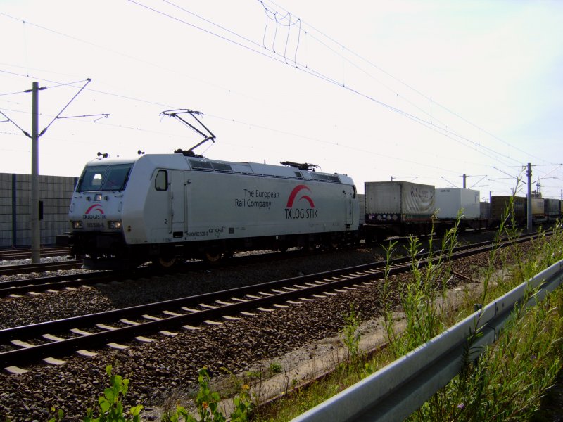 Eine BR 185 der TX-Logistik mit einem Containerzug zwischen M�nchen