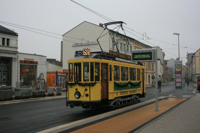 Historischer Triebwagen der Stra�enbahn Cottbus am 11.12.2008 an der Haltestelle: