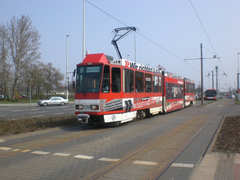 Stra�enbahnlinie 2 nach Jessener Stra�e am Hauptbahnhof. 