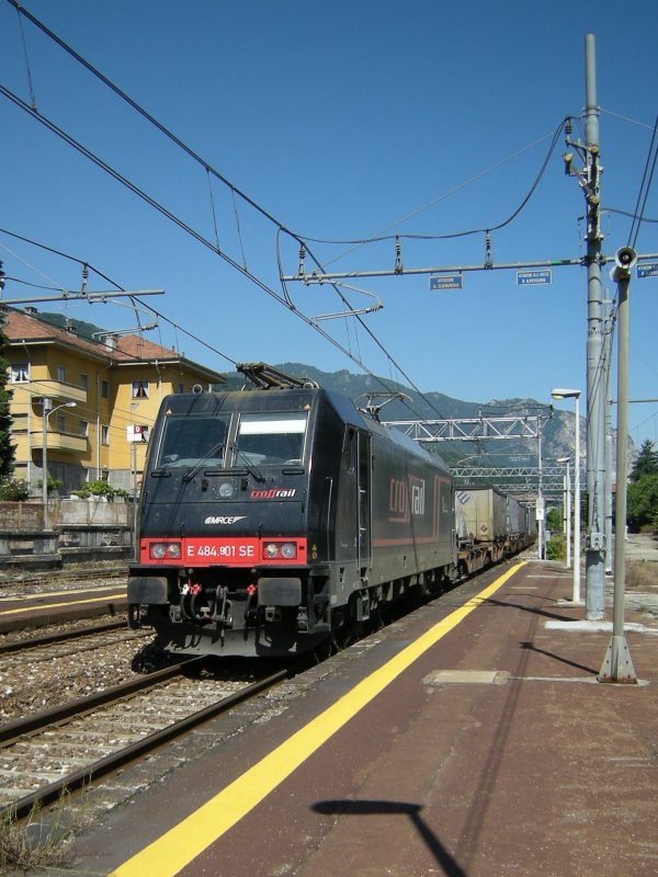 Re 484 901 driving a freight train through Stresa. 13.
