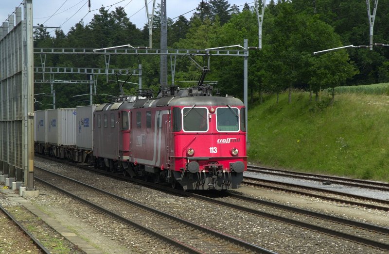 CrossRail 113 und 114 Re 4/4 III bei der Durchfahrt