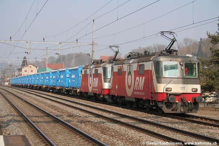 Crossrail fhrt Dngemittel-Zge von Visp nach Roggwil. Die beiden Lok Re 436 111 und 112 sind farblich noch nicht an den neuen Besitzer angepasst. Das Bild entstand am 17. Mrz 2006 in Murgenthal, wo der Zug umfahren wurde, um als 79229 nach Roggwil zu gelangen.