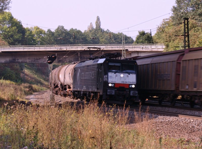 E 189 933 der CTL-Logistik mit einen langen Kesselwagenzug Richtung