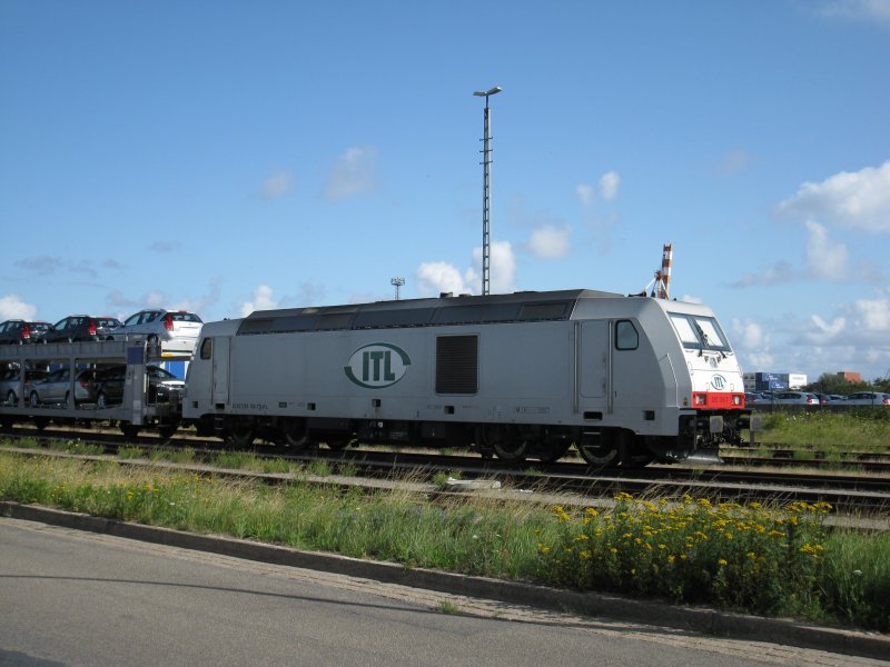 The diesel locomotive 285108-7 the ITL in the port of