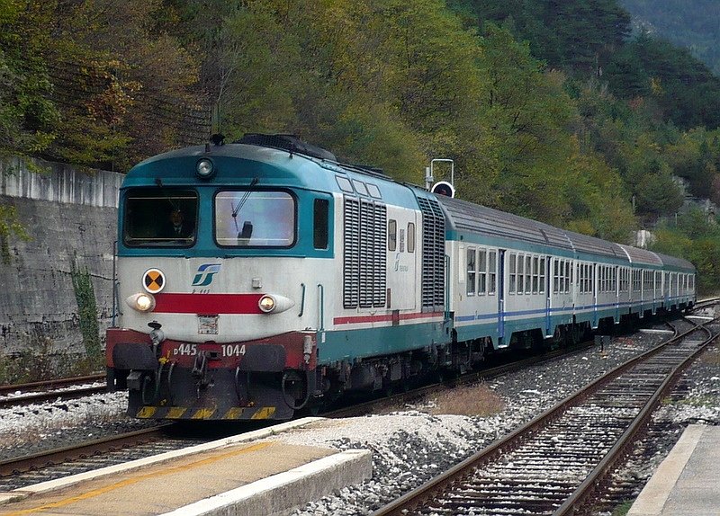 D 445 1044 mit Nahverkehrszug von Calalzo - Pieve de Cadore-Cortina ber Belluno nach Padova fhrt am 11.10.2007 in den Bahnhof Ospitale di Cadore ein.