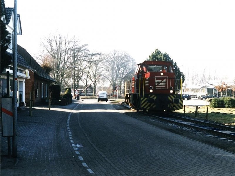 D24 der Bentheimer Eisenbahn hat die Hauptstrecke in Emlichheim verlassen und fahrt auf die Stichstecke (Hafenbahn) am 24-2-2003. Bild und scan: Date Jan de Vries. 