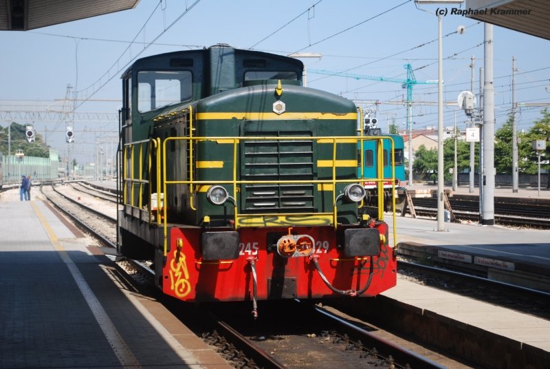 Flei�iges Lieschen: D 245 0029 rangierte am 11.05.09 den ganzen