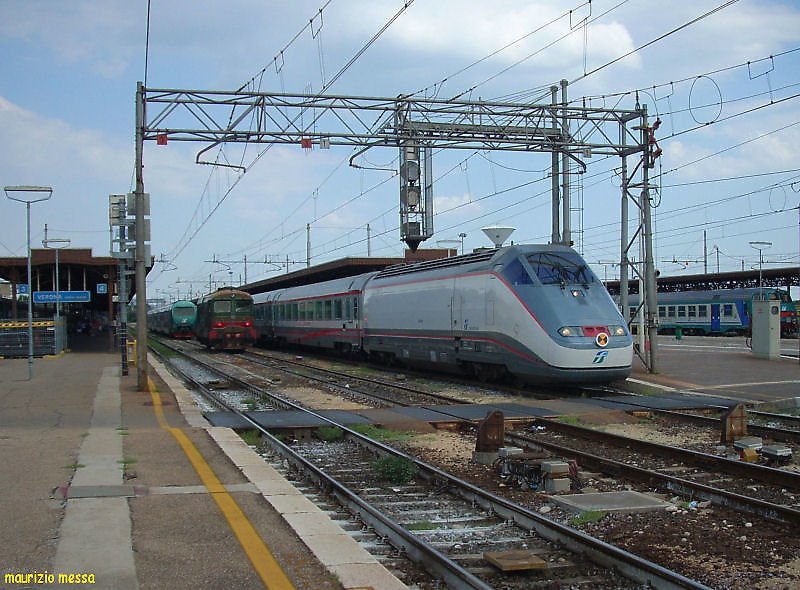 FS E414 159 in ESCI Livery hauling the ICplus 618