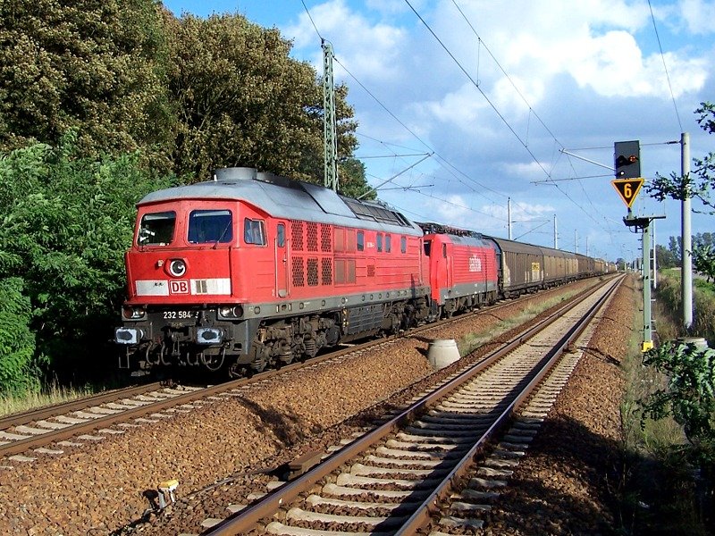 Da am 07.Oktober 2006 auf der Strecke zwischen Mukran und Rostock auf einem Teilstck kein Strom in der Oberleitung war, wurden alle Gterzge mit Diesellokvorspann gefahren. Hier sind 232 584 und 189 002 zu sehen.