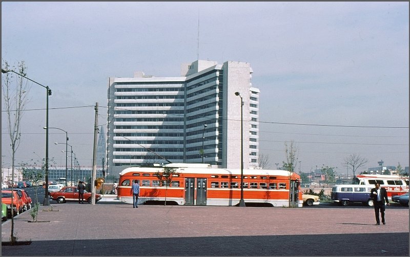 Da immer mehr Leute die Nase voll haben vom langen Winter, habe ich mich entschlossen etwas wrmere Gefilde aufzusuchen. Das Bild zeigt eine der letzten Strassenbahnen in Mexico City unweit des Hauptbahnhofs. (links hinten das flache Gebude mit der roten Aufschrift) (Archiv 02/77)