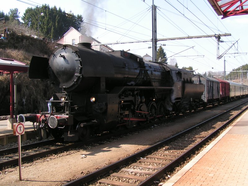 Dampflok 5519 vor der Abfahrt einer Sonderfahrt im Bahnhof von Troisvierges. 28.03.04