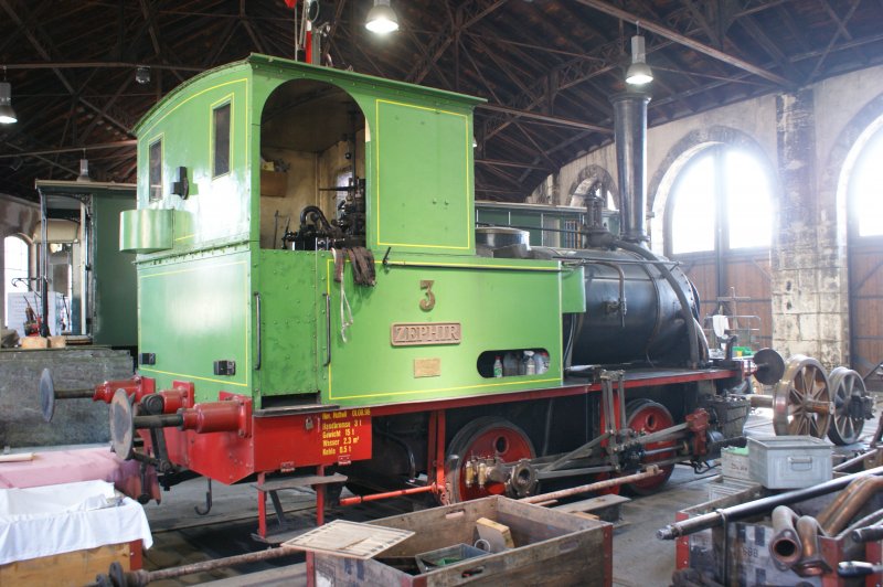 Dampflokomotive E 2/2 3 Zephir aufgenommen anlsslich derffentliche Fhrung in der Rotonde Delmont am Samstag 21.Mrz 2009. Mit 127 Jahren ist der  Zephir  die lteste betriebsfhig erhaltene Dampflokomotive der Schweiz. Ursprnglich als Lok 3 an die  Bdelibahn  geliefert, erfreut sie noch heute jung und alt an Festanlssen mit kleinen Sonderfahrten.