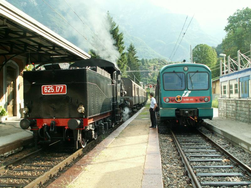 Dampfzug mit der  Berliner  Lok 625.177 (Schwartzkopff 1922)und Wendezug-Steuerwagen Le 562-012 am 31.07.05 in Chiavenna.